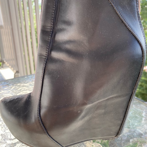 LE CHATEAU booties - Picture 2 of 2